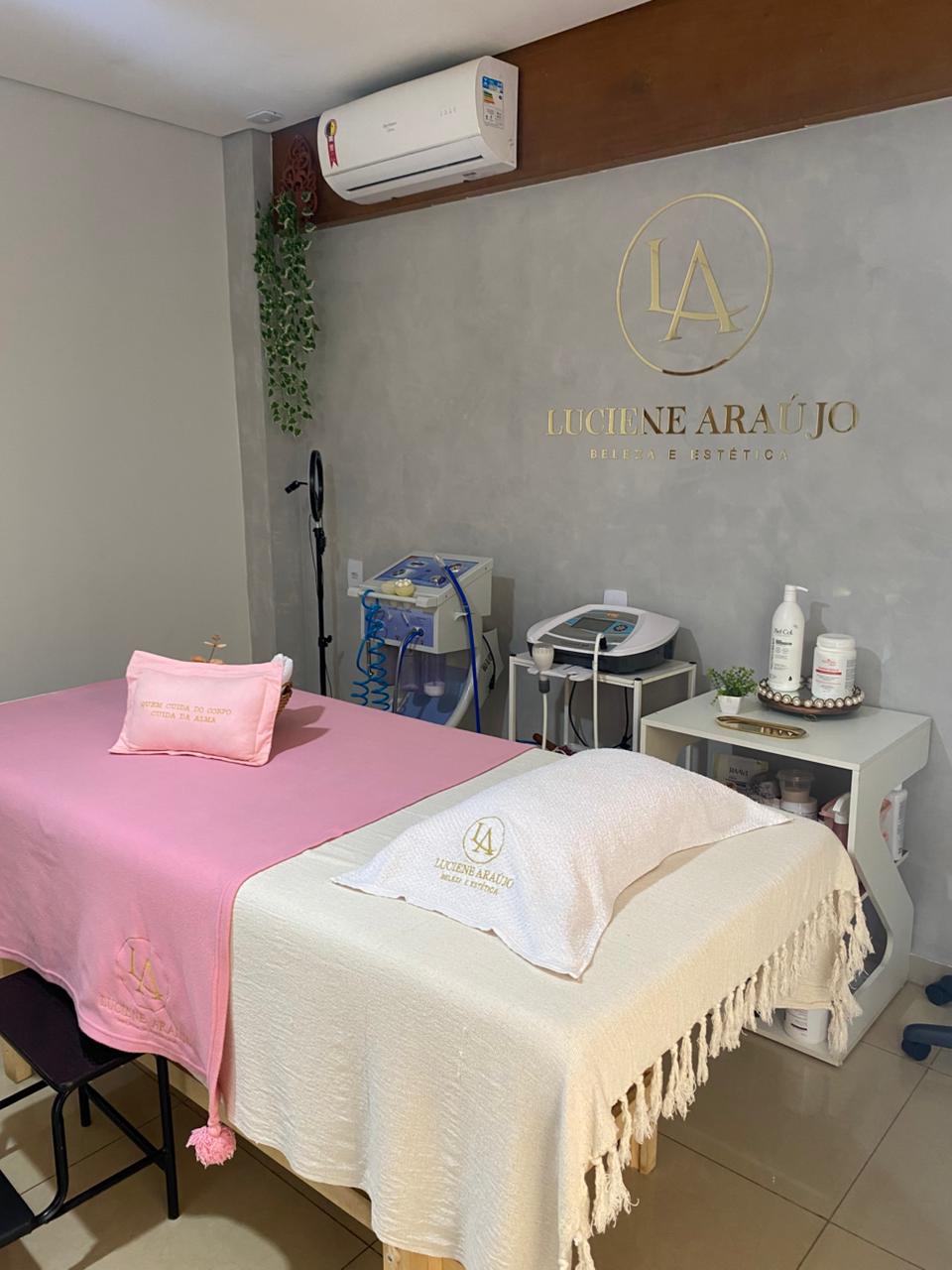 Maca com roupa rosa e logo na parede